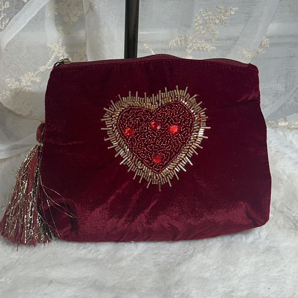 Red velvet beaded heart makeup bag - Picture 1 of 3